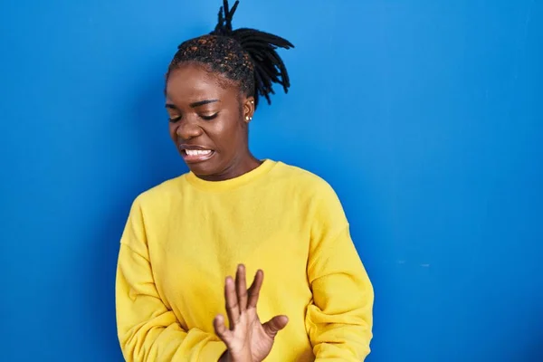 Mooie Zwarte Vrouw Staan Blauwe Achtergrond Walgelijke Uitdrukking Ontevreden Angstig — Stockfoto