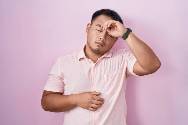 Китайский Молодой Человек Стоит Розовом Фоне Касаясь Лба Случай Болезни — стоковое фото