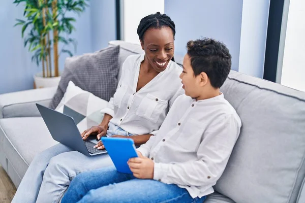 Afroamerykanka Matka Syn Pomocą Touchpad Laptop Siedzi Kanapie Domu — Zdjęcie stockowe
