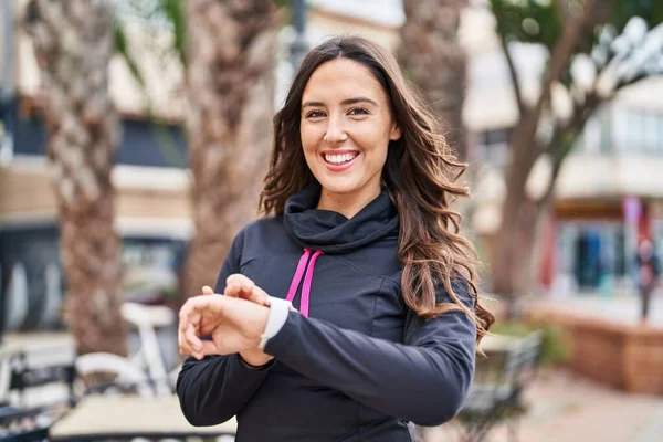 Young Hispanic Woman Wearing Sportswear Using Stopwatch Street — Stok fotoğraf