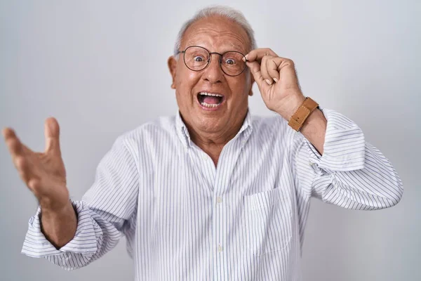 Senior Muž Šedými Vlasy Drží Brýle Rukou Slaví Vítězství Šťastným — Stock fotografie
