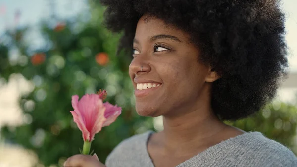 African American Woman Smiling Confident Holding Flower Park — Stockfoto