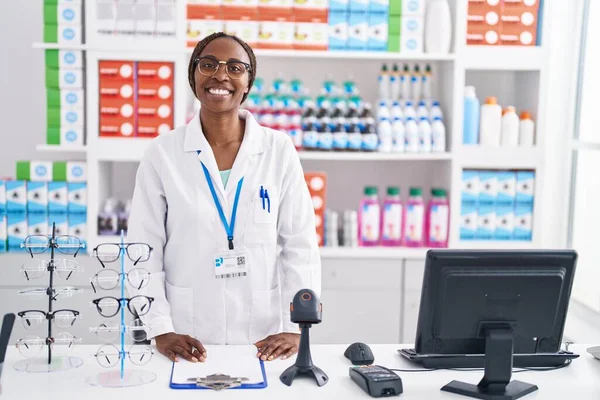 Африканская Американка Фармацевт Улыбается Уверенно Стоя Аптеке — стоковое фото