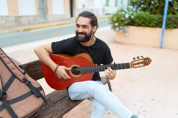 Jovem Músico Hispânico Tocando Guitarra Clássica Sentado Banco Parque — Fotografia de Stock