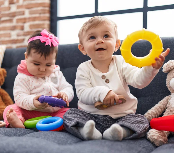 Imádnivaló Fiú Lány Játszik Karika Játék Kanapén Otthon — Stock Fotó