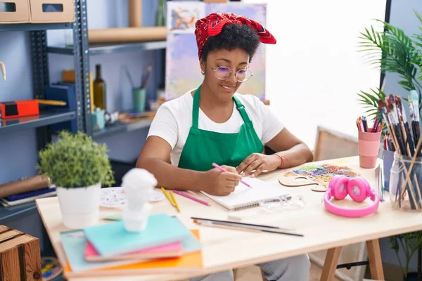 Afrikaans Amerikaanse Vrouw Kunstenaar Glimlachen Zelfverzekerd Tekenen Notebook Kunst Studio — Stockfoto