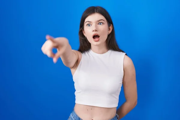 Mavi Arka Planda Dikilen Beyaz Bir Kadın Parmağıyla Işaret Ediyor — Stok fotoğraf