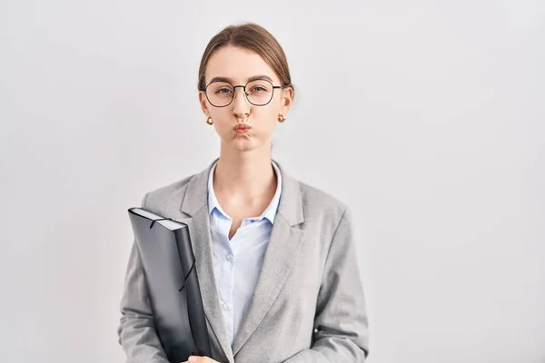 Junge Kaukasische Frau Businesskleidung Und Brille Die Wangen Mit Lustigem — Stockfoto