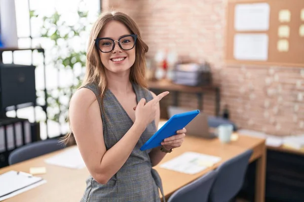 Ofiste Çalışan Beyaz Bir Kadın Neşeli Gözlükler Takıyor Yüzünde Gülücükler — Stok fotoğraf