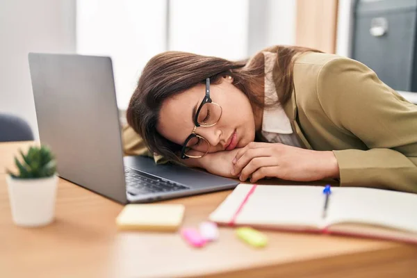 Young Beautiful Hispanic Woman Business Worker Leaning Laptop Sleeping Office — Stockfoto