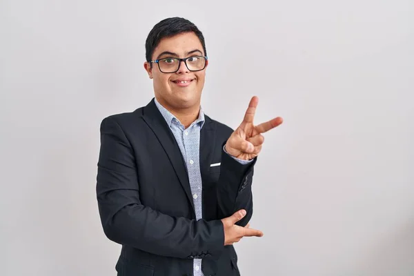 Mladý Hispánec Downovým Syndromem Oblečený Obchodním Stylu Šťastným Obličejem Který — Stock fotografie
