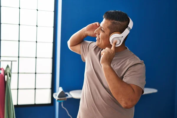 Jeune Homme Latin Écoutant Musique Attendant Machine Laver Buanderie — Photo