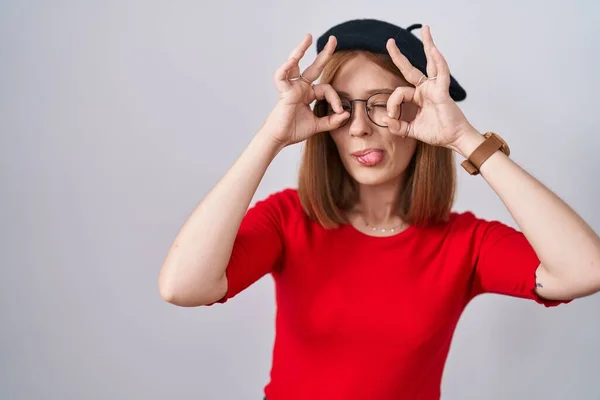 Mujer Pelirroja Joven Pie Con Gafas Boina Haciendo Buen Gesto — Foto de Stock