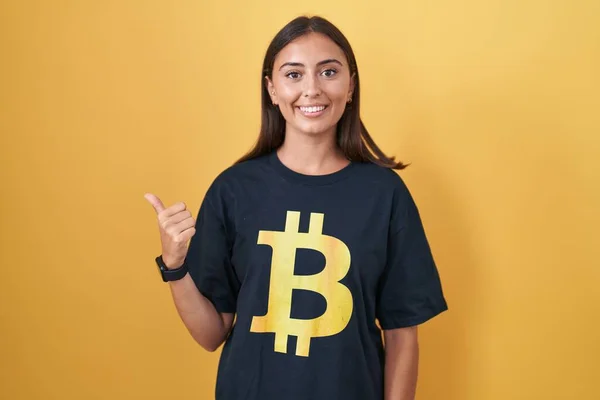 Mulher Hispânica Jovem Vestindo Camiseta Bitcoin Alegre Com Sorriso Rosto — Fotografia de Stock
