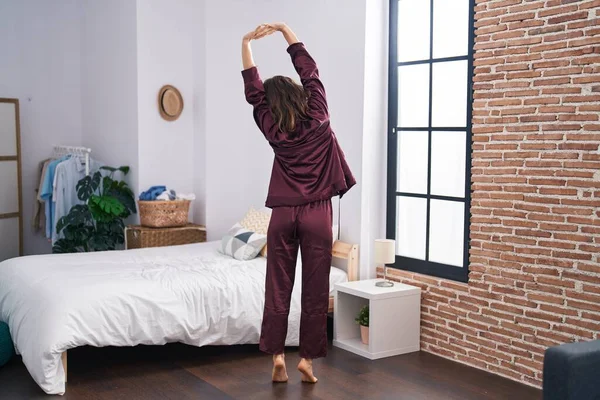 Jonge Vrouw Stretching Armen Staande Achteraanzicht Slaapkamer — Stockfoto