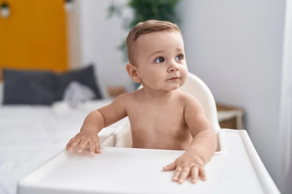 Schattige Blanke Baby Zittend Kinderstoel Thuis — Stockfoto