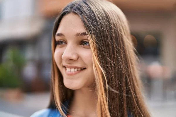 Adorable Chica Sonriendo Confiado Mirando Lado Calle —  Fotos de Stock