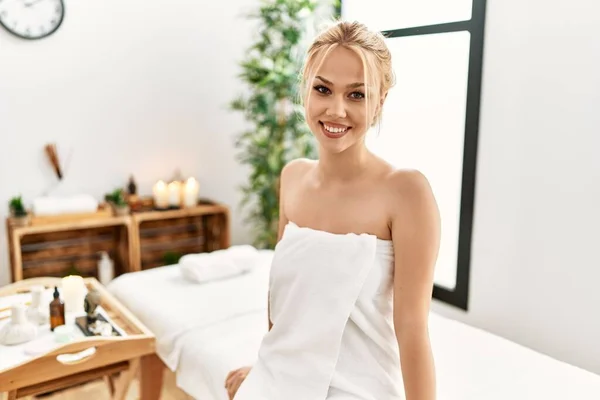 Jovem Mulher Caucasiana Vestindo Toalha Sentada Quadro Massagem Salão Beleza — Fotografia de Stock