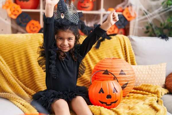 Schattige Latino Meisje Hebben Halloween Feest Met Winnaar Uitdrukking Thuis — Stockfoto