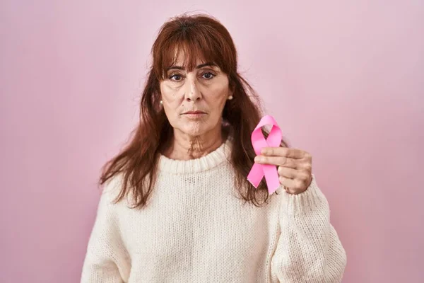 Mulher Hispânica Meia Idade Segurando Atitude Pensamento Fita Câncer Rosa — Fotografia de Stock