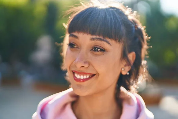 Junge Frau Lächelt Selbstbewusst Park — Stockfoto