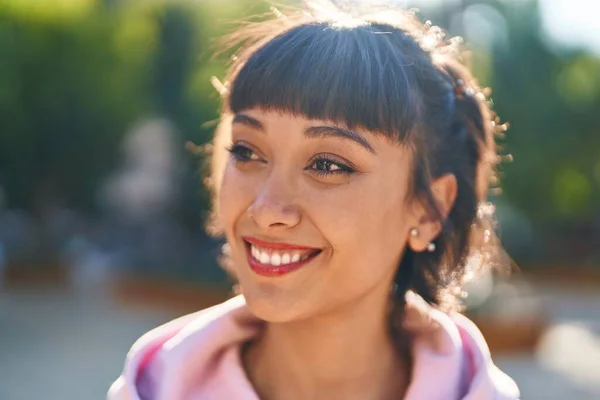 Giovane Donna Sorridente Fiducioso Piedi Parco — Foto Stock