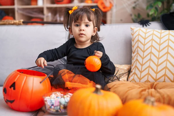 Rozkošná Hispánská Dívka Nosí Halloween Kostým Drží Dýňový Koš Doma — Stock fotografie