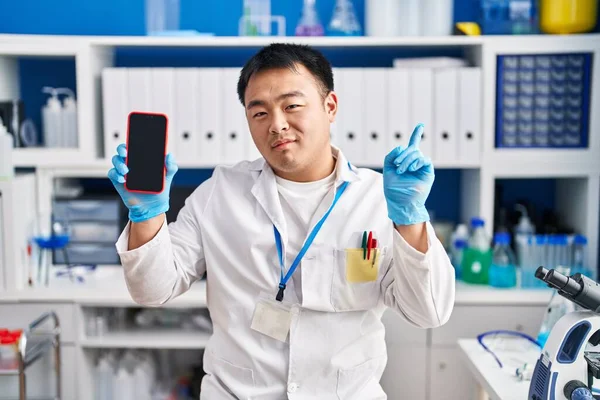 Ung Kinesisk Man Som Arbetar Forskare Laboratorium Håller Smartphone Ler — Stockfoto