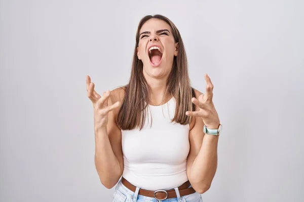Латиноамериканская Молодая Женщина Стоящая Белом Фоне Сумасшедшая Кричащая Кричащая Агрессивным — стоковое фото