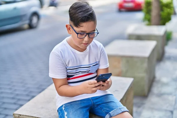 Adorável Menino Hispânico Usando Smartphone Sentado Banco Rua — Fotografia de Stock