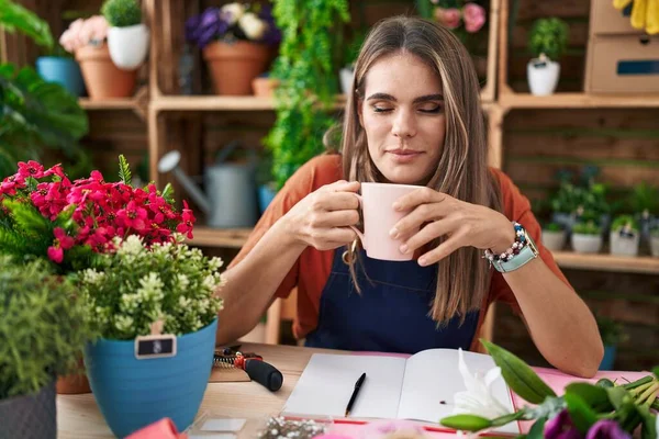 Young Beautiful Hispanic Woman Florist Smiling Confident Drinking Coffee Flower — Photo