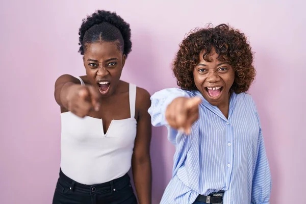 Zwei Afrikanische Frauen Die Vor Rosa Hintergrund Stehen Und Unzufrieden — Stockfoto