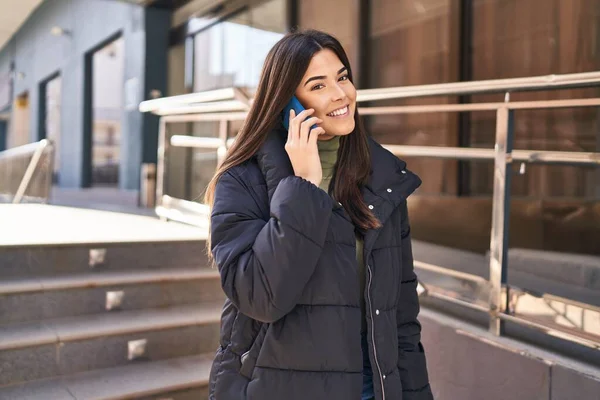 Ung Smuk Spansktalende Kvinde Smilende Selvsikker Taler Smartphone Gaden - Stock-foto