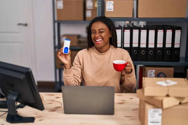 환경에서 일하는 아프리카 미국인 커피를 마시고 윙크와 얼굴로 카메라를 보면서 — 스톡 사진