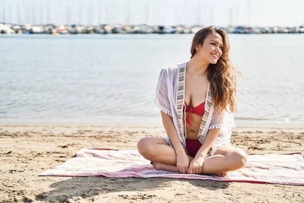 Jonge Mooie Spaanse Vrouw Toerist Draagt Bikini Zittend Zand Het — Stockfoto