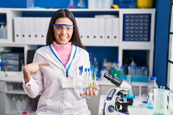 Молодая Брюнетка Работающая Лаборатории Указывая Пальцем Одну Счастливую Гордую Себя — стоковое фото