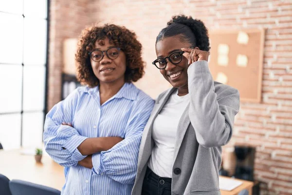 Afrykańskie Amerykańskie Kobiety Biznesu Pracowników Stojących Bronią Przekroczył Gest Biurze — Zdjęcie stockowe