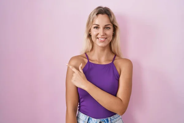 Young Blonde Woman Standing Pink Background Cheerful Smile Face Pointing —  Fotos de Stock