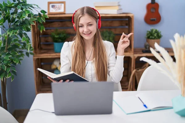 Bilgisayarla Çalışan Beyaz Bir Kadın Mutlu Bir Şekilde Gülümsüyor Elini — Stok fotoğraf