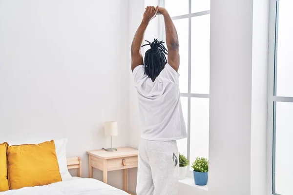 Mujer Afroamericana Estirando Brazos Pie Dormitorio —  Fotos de Stock