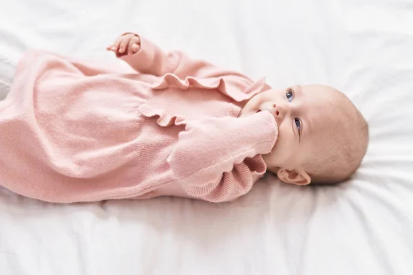 Bedårande Kaukasiska Baby Ligger Sängen Biter Hand Sovrummet — Stockfoto