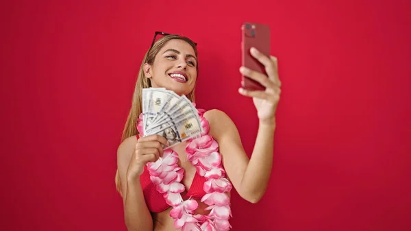 Junge Blonde Frau Bikini Hält Dollars Bei Videoanruf Vor Isoliertem — Stockfoto