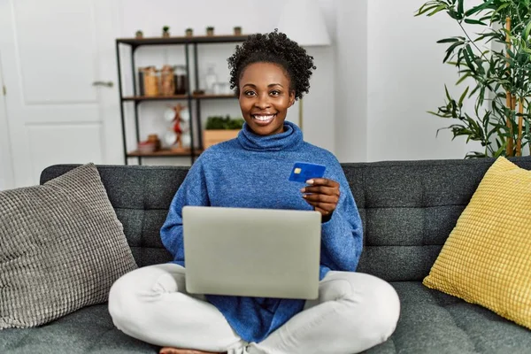 Afroamerikanerin Sitzt Mit Laptop Und Kreditkarte Hause Auf Sofa — Stockfoto