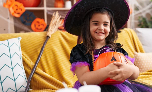 Rozkošná Hispánská Dívka Halloween Party Drží Dýňový Koš Doma — Stock fotografie