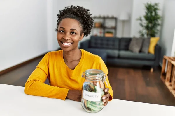Afrikai Amerikai Asztalon Kezében Jótékonysági Üveg Rand Bankjegyek Otthon — Stock Fotó