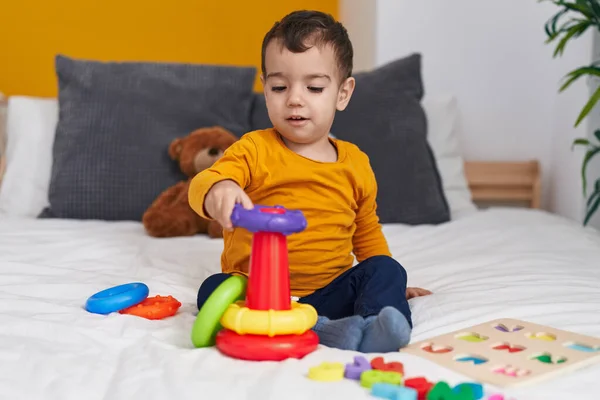 Imádnivaló Spanyol Fiú Játszik Karika Játék Ágyon Hálószobában — Stock Fotó