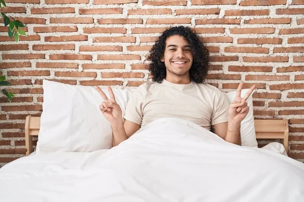 Junger Lateinischer Mann Macht Siegesgeste Schlafzimmer — Stockfoto