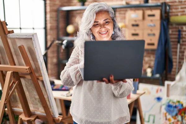 Middle Age Woman Artist Using Laptop Standing Art Studio — 图库照片