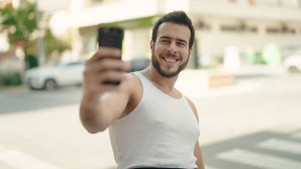 Genç Spanyol Adam Gülümsüyor Sokakta Akıllı Telefonun Yanında Özçekim Yapıyor — Stok fotoğraf