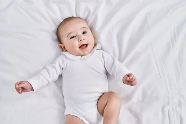Adorável Bebê Sorrindo Confiante Deitado Cama Quarto — Fotografia de Stock